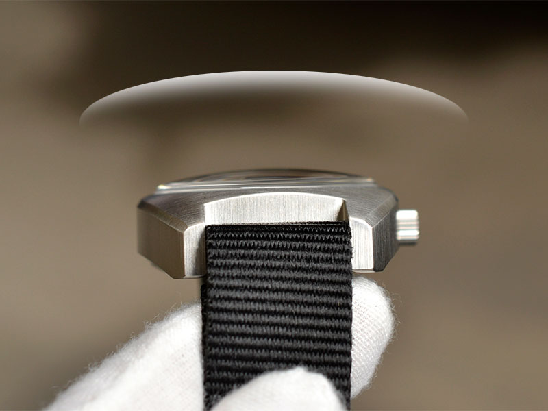 Pouying Royalbar watch comes with Sapphire crystal curved glass